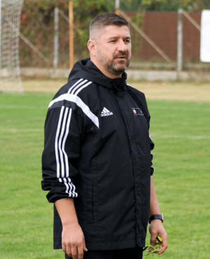 Antrenor-Adidas-pe-terenul-de-fotbal